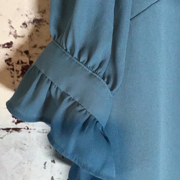 ✨Ann Taylor Blue Flutter Sleeve Button Down Shirt - Picture 4 of 5